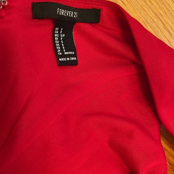 Forever21 Black Capri Cropped 3/4 Length Workout Leggings with a White Waistband - Picture 5 of 6